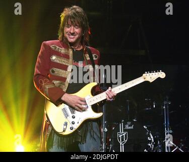 13 febbraio: Richie Sambora di Bon Jovi suona alla Philips Arena di Atlanta, Georgia, il 13 febbraio 2003. CREDITO: Chris McKay / MediaPunch Foto Stock