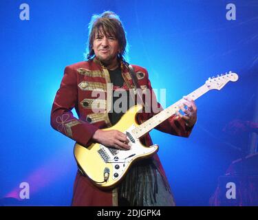 13 febbraio: Richie Sambora di Bon Jovi suona alla Philips Arena di Atlanta, Georgia, il 13 febbraio 2003. CREDITO: Chris McKay / MediaPunch Foto Stock