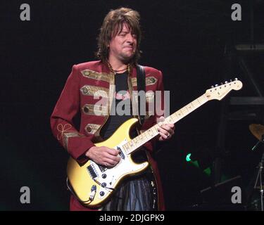 13 febbraio: Richie Sambora di Bon Jovi suona alla Philips Arena di Atlanta, Georgia, il 13 febbraio 2003. CREDITO: Chris McKay / MediaPunch Foto Stock