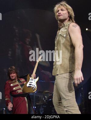 13 febbraio: Richie Sambora e Jon Bon Jovi di Bon Jovi si esibiscono presso la Philips Arena di Atlanta, Georgia, il 13 febbraio 2003. CREDITO: Chris McKay / MediaPunch Foto Stock