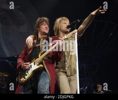 13 febbraio: Richie Sambora e Jon Bon Jovi di Bon Jovi si esibiscono presso la Philips Arena di Atlanta, Georgia, il 13 febbraio 2003. CREDITO: Chris McKay / MediaPunch Foto Stock