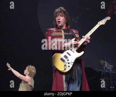 13 febbraio: Jon Bon Jovi e Richie Sambora di Bon Jovi si esibiscono presso la Philips Arena di Atlanta, Georgia, il 13 febbraio 2003. CREDITO: Chris McKay / MediaPunch Foto Stock