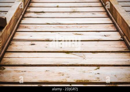 Passerella in legno per uso su sfondo Foto Stock