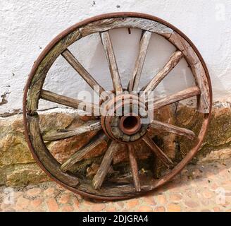 Vecchia ruota di carro fatta di legno e ferro. Foto Stock