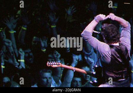 28 febbraio: Bruce Springsteen e la e Street Band suonano presso l'Arena di Gwinnett a Duluth, Georgia, il 28 febbraio 2003. CREDITO: Chris McKay / MediaPunch Foto Stock