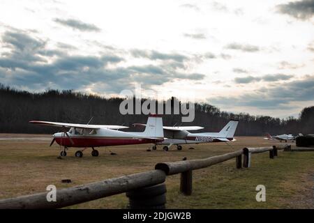 Aerei privati all'aeroporto di Plum Island in una giornata invernale al tramonto a Newburyport, Massachusetts, USA. Foto Stock