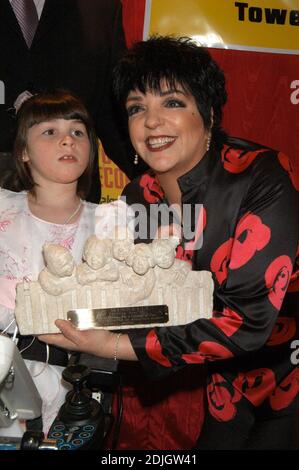 Liza Minnelli firma i primi 300 DVD del recentemente pubblicato 'Liza with a Z' alla Tower Records, Lincoln Center. Ha anche ricevuto un premio di supporto per tutta la vita dalla Cerebral Palsy Association della Middlesex County in previsione del suo concerto benefico dell'aprile 26 al New Jersey's state Theatre. NEW YORK, 4/4/06 Foto Stock