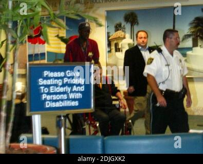 Esclusiva!! Un Jerry Lewis in coda arriva in sedia a rotelle all'aeroporto di Fort Lauderdale da Las Vegas. 3/28/06 Foto Stock