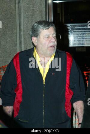 Esclusiva!! Un Jerry Lewis in coda arriva in sedia a rotelle all'aeroporto di Fort Lauderdale da Las Vegas. 3/28/06 Foto Stock