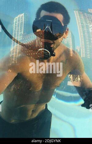 David Blaine si immerge in 2,000 galloni di acqua salata nel lincoln Center's plaza per una settimana prima di andare per un record mondiale in apnea. Il suo finale mozzafiato sarà trasmesso in diretta l'8 maggio come parte di uno speciale ABC di due ore chiamato 'Drowned Alive'. Lincoln Center - New York, NY 5/4/06 Foto Stock