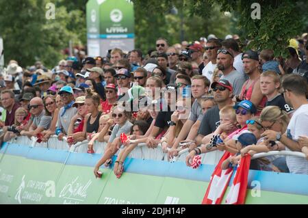 I fan aspettano il termine della 7° fase della gara ciclistica professionale del Tour of Utah 2017, Salt Lake City, Utah. Foto Stock