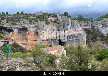 Eremo di San Bartolomé e grotta del canyon del fiume Lobos visto dalla cima. Foto Stock