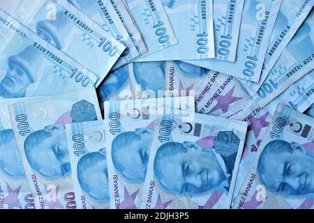 100 turkish lira banknote obverse decline graph indicating exchange rate with copyspace, A money bill looking like a declining graph with an downward Stock Photo