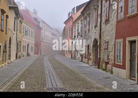 Strada stretta nel centro di Sopron perso nella nebbia in un giorno di novembre, Ungheria Foto Stock