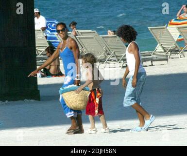 Esclusiva!! Barbara becker e i figli trascorrono una giornata a Miami Beach, Florida, 5/7/06 Foto Stock