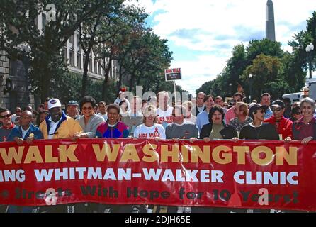 Washington DC, USA, 6 ottobre 1996 Tipper Gore moglie del Vice Presidente Albert Gore (C) guida la passeggiata per la Whitman Walker AIDS Clinic. Con lei provengono da (L) il membro del Consiglio della DC, Albert Wynn (D-MD), Charlene Drew Jarvis, la congresswoman Eleanor Holmes Norton (D-DC), lo squartatore Gore, membri del Consiglio della DC, Jack Evans e Carol Schwartz, Linda Crop è dietro Holmes Norton. Credito: Mark Reinstein /MediaPunch Foto Stock