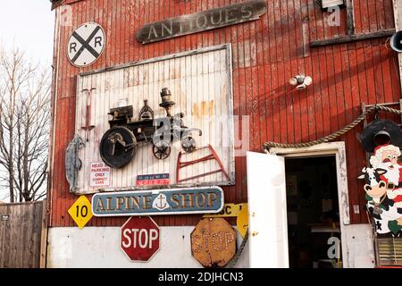 Le vecchie insegne e i motivi del treno decorano l'esterno del negozio di antiquariato Oldies Marketplace su Water Street a Newburyport, Massachusetts, USA. Foto Stock