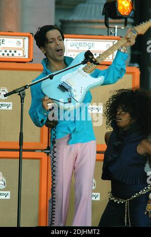 Prince si esibisce con Tamar alla serie di concerti estivi Good Morning America. Bryant Park, New York, NY, 06/16/06 Foto Stock