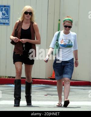 Kimberly Stewarts indossa un paio di stivali lunghi in pelle quando è quasi ottanta gradi fuori durante una data di pranzo con un amico. West Hollywood, California. 5/17/06 Foto Stock