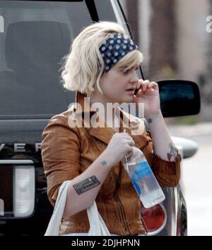 Esclusiva!! Negozi di Kelly Osbourne a Fred Segal a Los Angeles, California. 5/17/06 Foto Stock