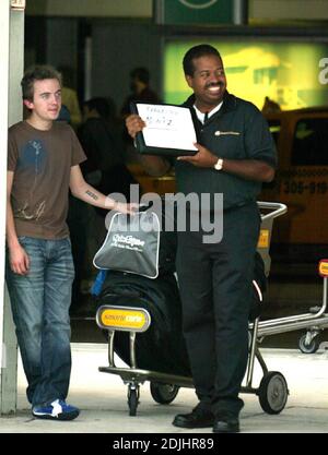 Esclusiva!! Frankie Muniz Jnr arriva all'aeroporto di Miami con il suo tatuaggio ZERO e i suoi outfit da corsa 'Troy Lee Designs' per lavorare al suo 'ultimo film prima che si ritiri' nel motorsport. Andiamo a guidare più velocemente del suo autista di limousine che lo ha tenuto in attesa sul marciapiede per quasi 20 minuti, Miami, 4/26/06 Foto Stock