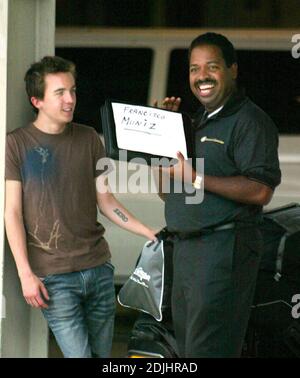 Esclusiva!! Frankie Muniz Jnr arriva all'aeroporto di Miami con il suo tatuaggio ZERO e i suoi outfit da corsa 'Troy Lee Designs' per lavorare al suo 'ultimo film prima che si ritiri' nel motorsport. Andiamo a guidare più velocemente del suo autista di limousine che lo ha tenuto in attesa sul marciapiede per quasi 20 minuti, Miami, 4/26/06 Foto Stock