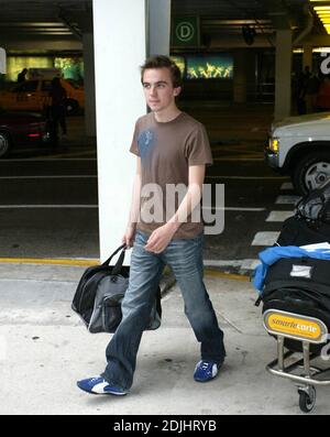 Esclusiva!! Frankie Muniz Jnr arriva all'aeroporto di Miami con il suo tatuaggio ZERO e i suoi outfit da corsa 'Troy Lee Designs' per lavorare al suo 'ultimo film prima che si ritiri' nel motorsport. Andiamo a guidare più velocemente del suo autista di limousine che lo ha tenuto in attesa sul marciapiede per quasi 20 minuti, Miami, 4/26/06 Foto Stock