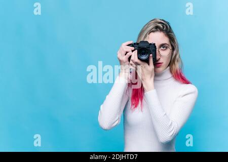 Una ragazza con una macchina fotografica Foto Stock