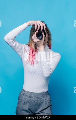 Una ragazza con una macchina fotografica Foto Stock