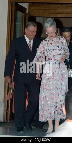 La regina danese Magretthe e il marito Principe Henrik visitano Atene a bordo del 'dannebrog'. Tra le feste, la coppia reale passò del tempo con il primo ministro greco Konstantinos Karamanlis. Atene, Grecia 5/25/06. Foto Stock