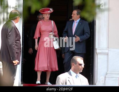 La regina danese Magretthe e il marito Principe Henrik visitano Atene a bordo del 'dannebrog'. Tra le feste, la coppia reale passò del tempo con il primo ministro greco Konstantinos Karamanlis. Atene, Grecia 5/25/06. Foto Stock