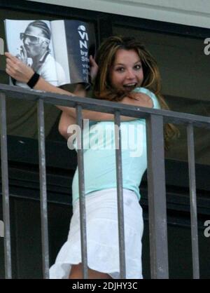 Britney Spears mostra i suoi mariti 'l'uomo rivista sparare a fotografi in attesa dal suo balcone attico. Destin FL, 4/14/05 [[tag]] Foto Stock