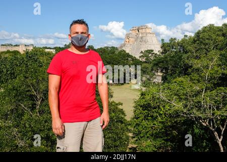 Turista che indossa una maschera viso visitando le rovine Maya Uxmal in Yucatan Messico durante il Pandemic Coronavirus, 2020 Foto Stock