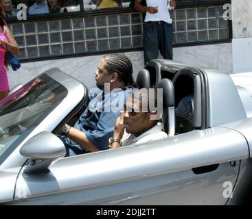 Esclusiva!! Usher viene affrettato dai tifosi che cercano di ottenere una foto della star hip-hop che esce da uno spazio di parcheggio nella sua nuova Porsche Carrera GT. Miami Beach, Florida. 05/30/06 Foto Stock