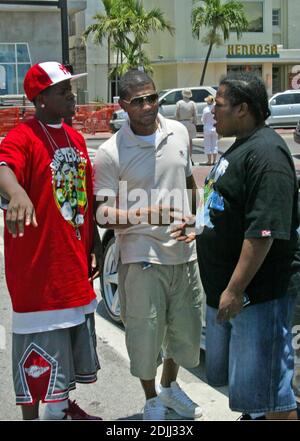 Esclusiva!! Usher viene affrettato dai tifosi che cercano di ottenere una foto della star hip-hop che esce da uno spazio di parcheggio nella sua nuova Porsche Carrera GT. Miami Beach, Florida. 05/30/06 Foto Stock