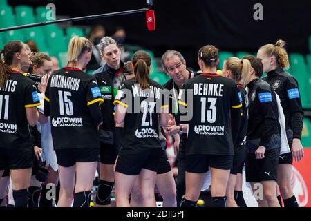 KOLDING, DANIMARCA - DICEMBRE 14: Team di Germania, Coach Henk Groener della Germania durante la partita femminile EHF Euro 2020 tra Paesi Bassi e Germ Foto Stock