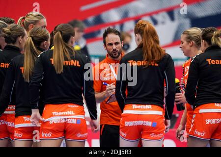 KOLDING, DANIMARCA - DICEMBRE 14: Team dei Paesi Bassi, Coach Emmanuel Mayonnade dei Paesi Bassi durante la partita femminile EHF Euro 2020 tra la NE Foto Stock