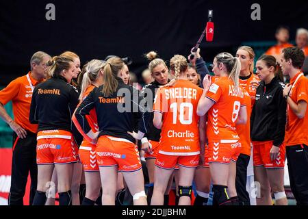 KOLDING, DANIMARCA - DICEMBRE 14: Team dei Paesi Bassi durante la partita femminile EHF Euro 2020 tra Paesi Bassi e Germania alla Sydbank Arena ON Foto Stock