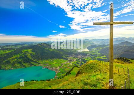Croce di legno lungo un sentiero intorno alla cima del Monte Rigi Kulm la vetta più alta del Monte Rigi oltre 13 laghi e cime delle Alpi svizzere. Cantone di Schwyz Foto Stock