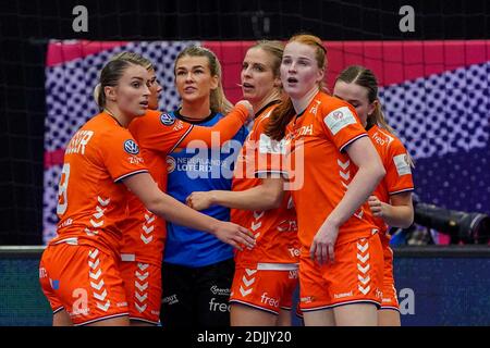 KOLDING, DANIMARCA - DICEMBRE 14: Squadra dei Paesi Bassi che festeggia la vittoria durante la partita femminile EHF Euro 2020 tra Paesi Bassi e Germania Foto Stock