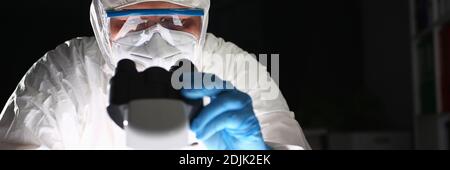 Scienziato maschile che lavora con il microscopio in laboratorio Foto Stock