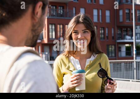 giovane coppia fuori e circa in città Foto Stock