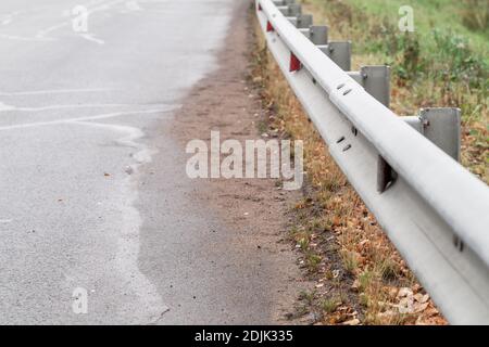 Barriera di sicurezza in metallo su strada, equipaggiamento di sicurezza Foto Stock