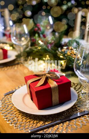 Festa di Natale a partire da scambio regali tradizionali Foto Stock