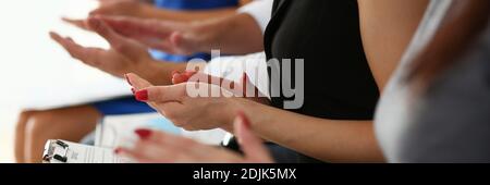 Persone d'affari applaudono durante la riunione in ufficio Foto Stock