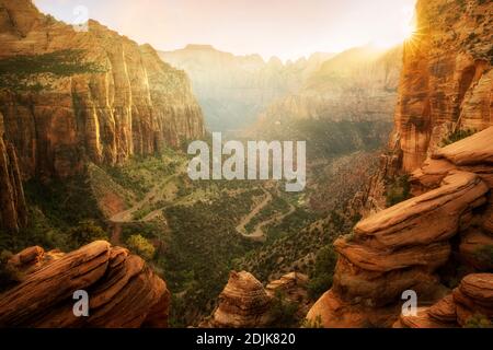 Starburst al tramonto e nuvole al Canyon Overlook. Parco Nazionale di Zion, Utah Foto Stock