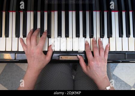 Donna pianista mani suonare piano Foto Stock