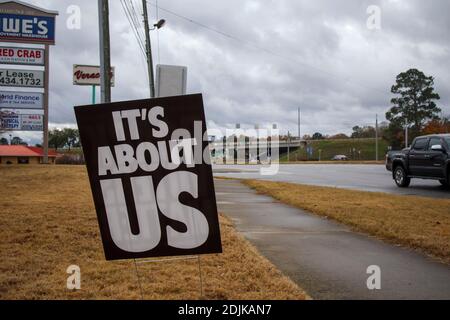 Augusta, GA USA - 12 14 20: È circa noi segno di strada, al contrario è Black votanti materia 1 di 2 Foto Stock