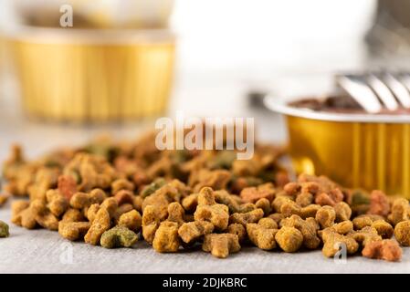 A umido e a secco pet food. Gatto o cane pate sul vecchio tavolo. Vista dall'alto. Foto Stock