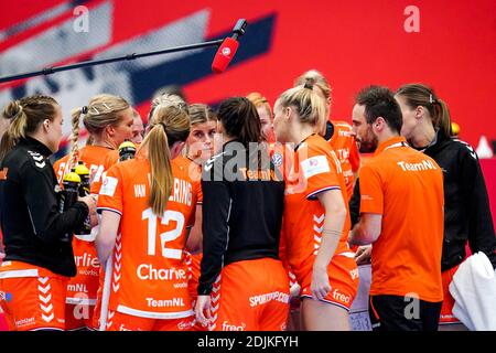 KOLDING, DANIMARCA - DICEMBRE 14: Team dei Paesi Bassi durante la partita femminile EHF Euro 2020 tra Paesi Bassi e Germania alla Sydbank Arena ON Foto Stock